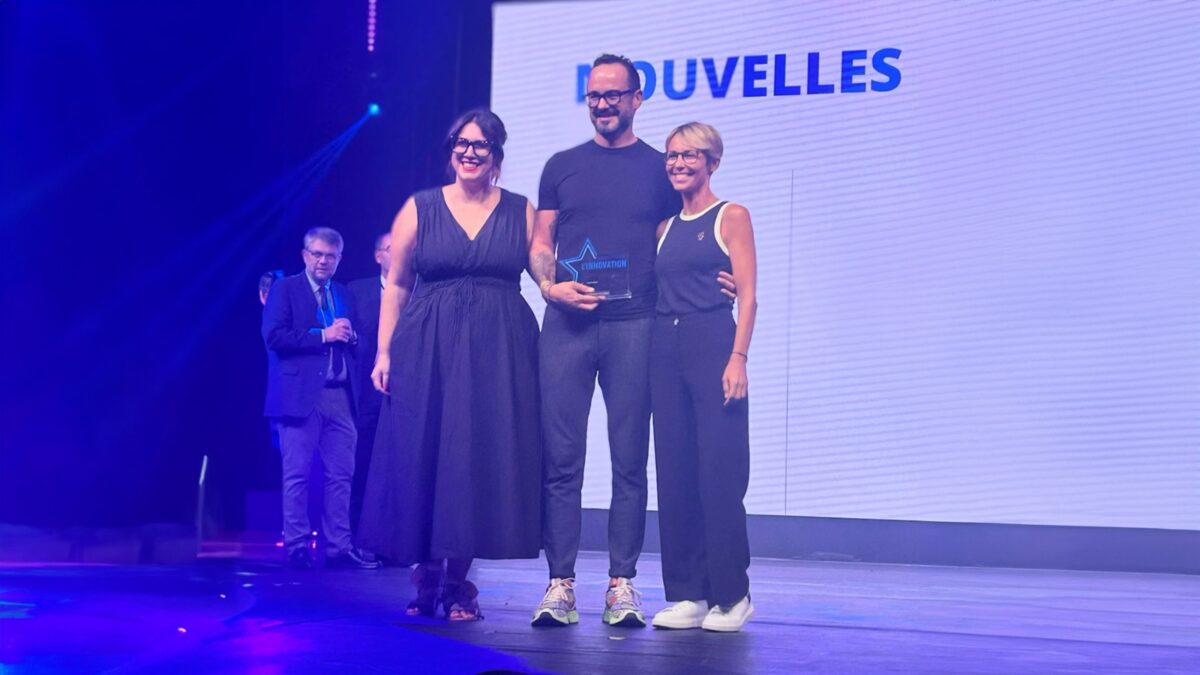Thierry Bordenave devant le photo call de Planity avec le prix de l'innovation du MCB 2023